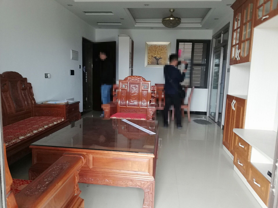 佛山市三水区乐平镇乐南路3号雍翠新城君临37座203房产及房产内的红木家具5件