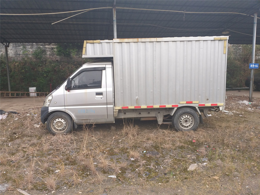 车牌号为粤H30A23五菱牌银灰色轻型厢式载货汽车一辆