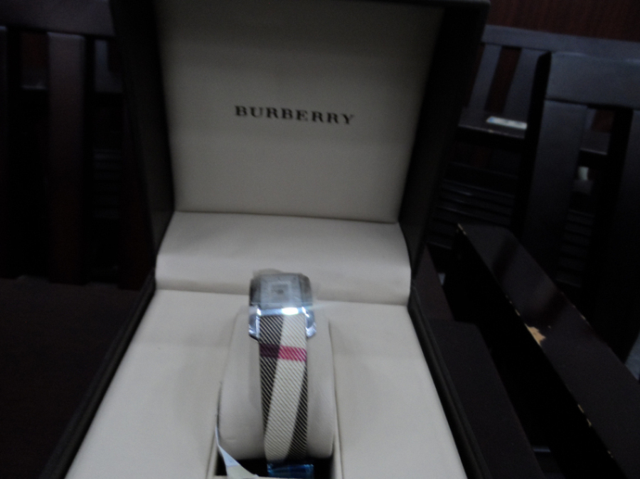 【第一次拍卖】编号5 ,Burberry手表1块